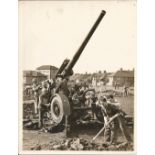 Anti-Aircraft Gun original 1939 Press photo 8 x 6 of gunners at ready in Shepherds Bush with details