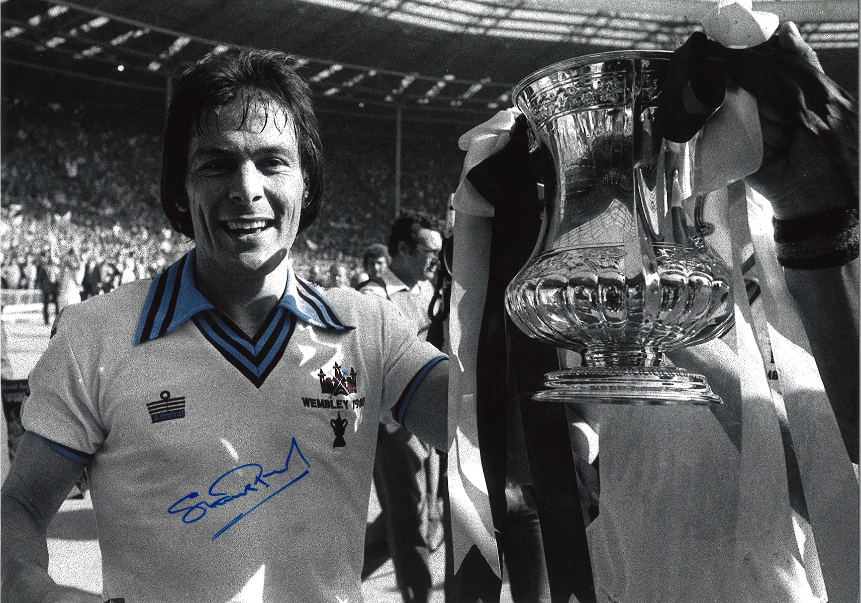 Football Stuart Pearson 14x12 signed colour enhanced photo pictured with the FA Cup after West Ham