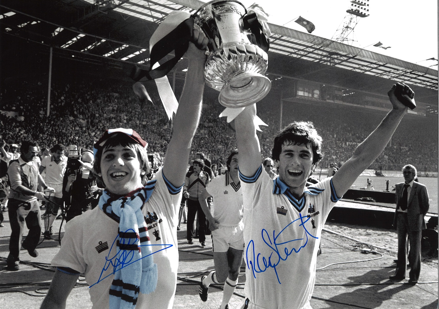 Football Geoff Pike and Ray Stewart 14x12 signed colour enhanced photo pictured with the FA Cup
