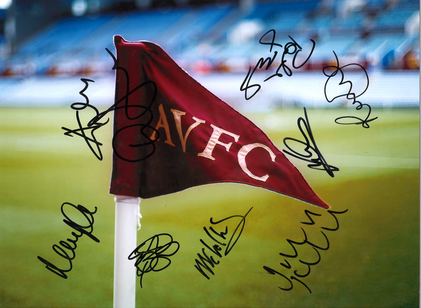 Dennis Mortimer Aston Villa Signed 12 x 8 inch football photo. Supplied from stock of www.