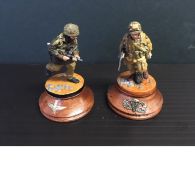 One British, one American Paratrooper from a very limited edition. Soldiers models pair on Wooden