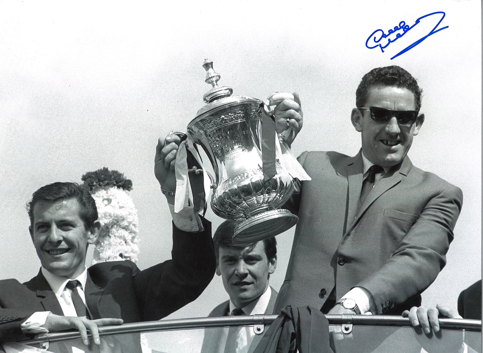 Dave Mackay Tottenham Signed 16 x 12 inch football photo. Supplied from stock of www.sportsignings.