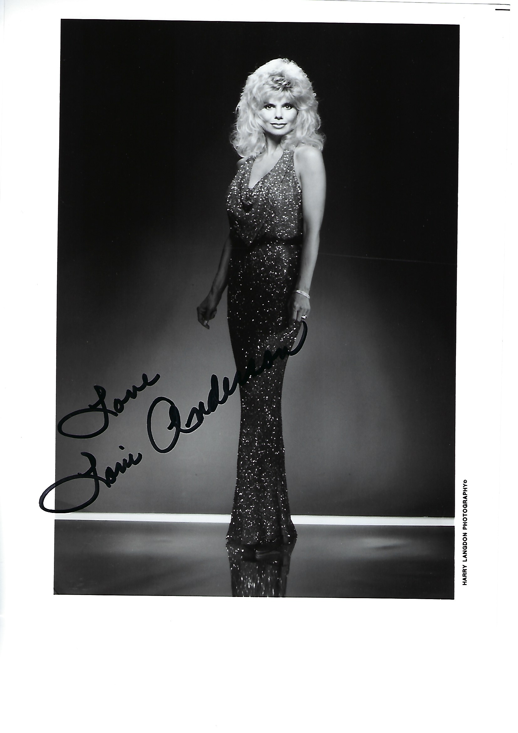 Loni Anderson Signed photo black and white 10 x 8 inch. Inscribed Love!. Condition report out of 10,