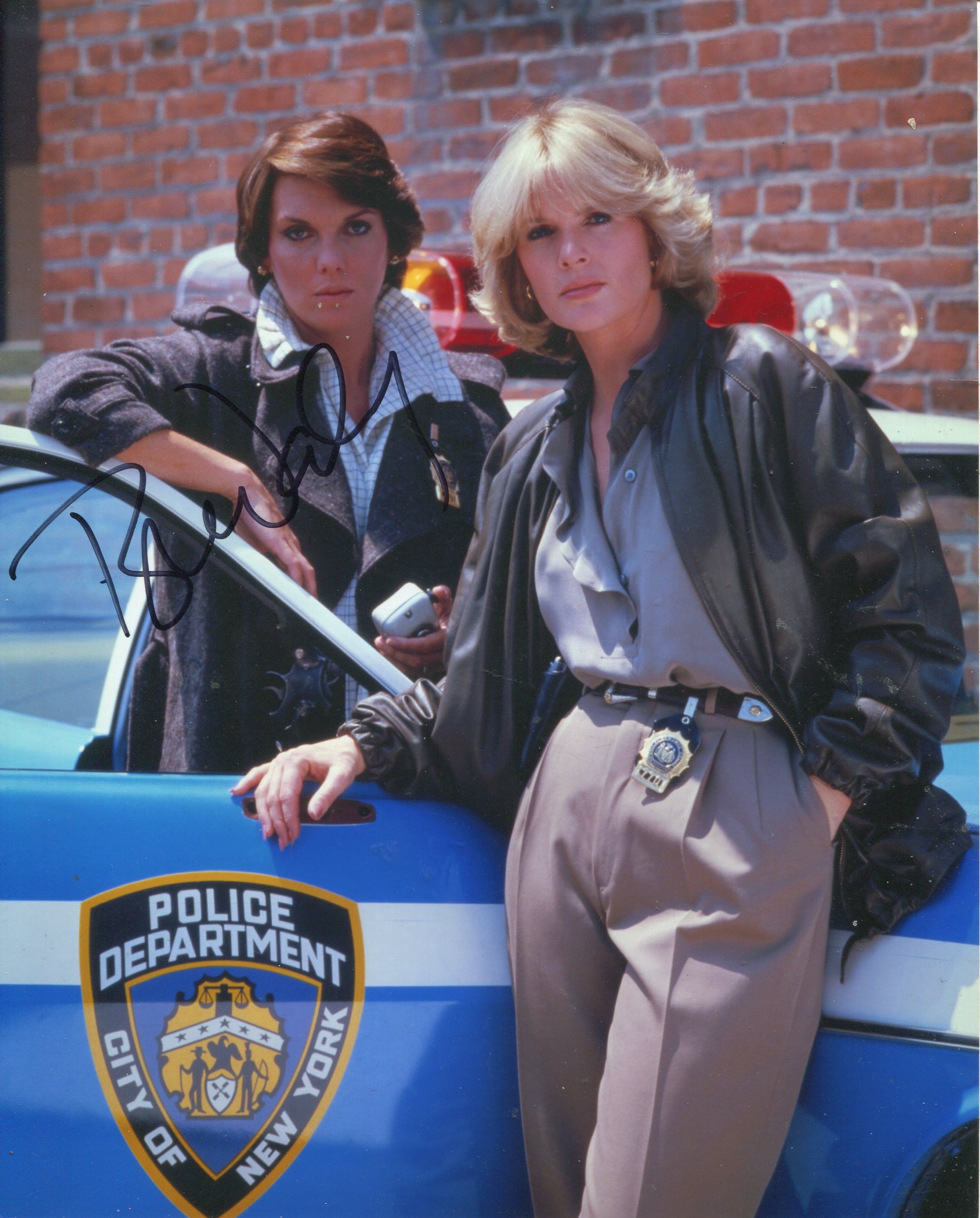 CAGNEY & LACEY classic cop drama series photo signed by actress Tyne Daly. Good Condition. All