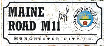Football ?lkay Gündo?an signed Maine Road M11 Manchester City commemorative metal road sign. Good