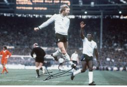 STEVE ARCHIBALD football autographed 12 x 8 photo, a superb image depicting Archibald jumping with