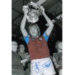 BILLY BONDS football autographed 12 x 8 photo, a superb image depicting the West Ham United