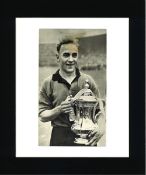 Billy Wright signed 12x10 mounted black and white magazine photo. William Ambrose Wright, CBE (6