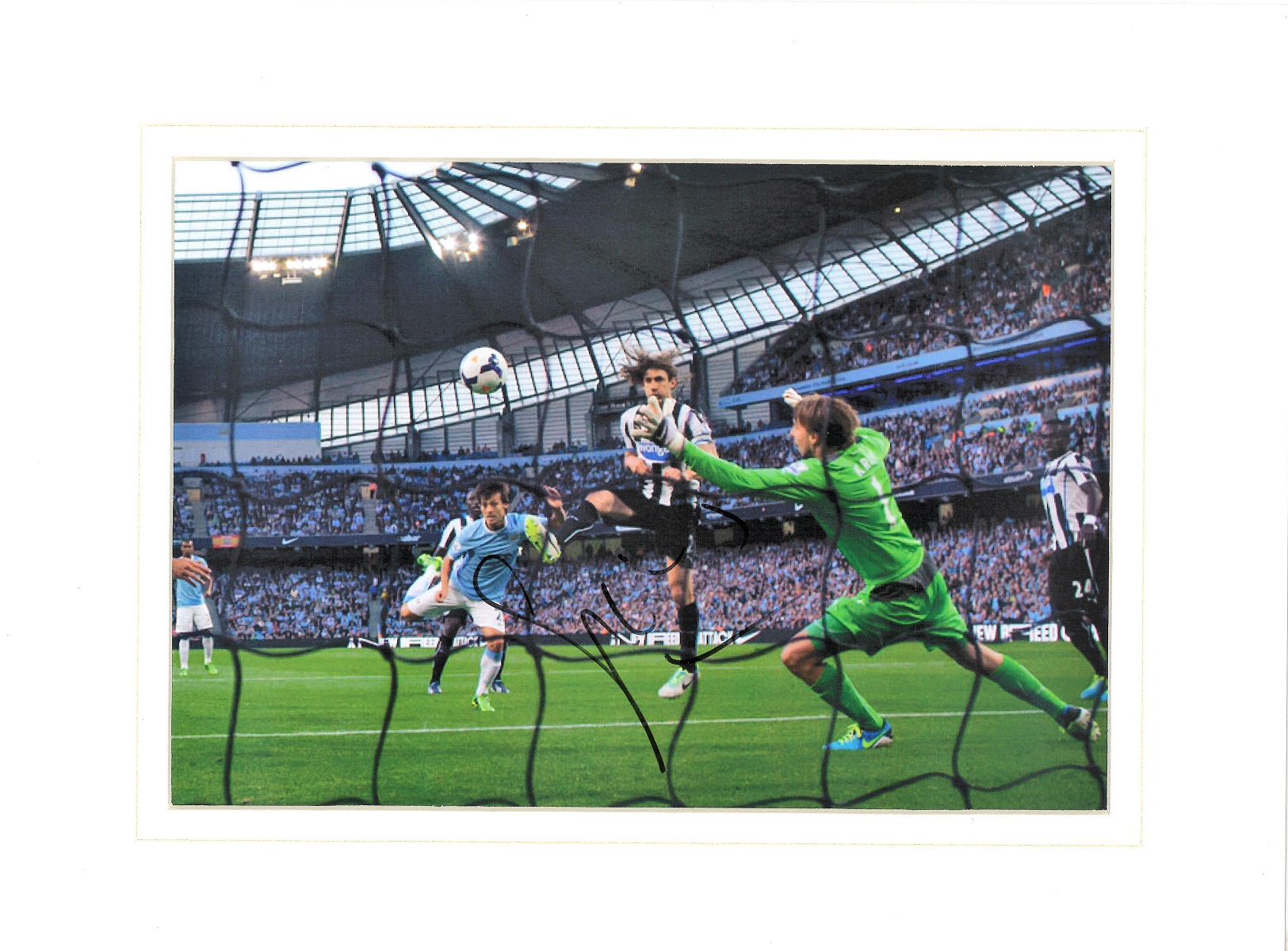 David Silva signed 16x12 overall mounted colour photo pictured in action for Manchester City.