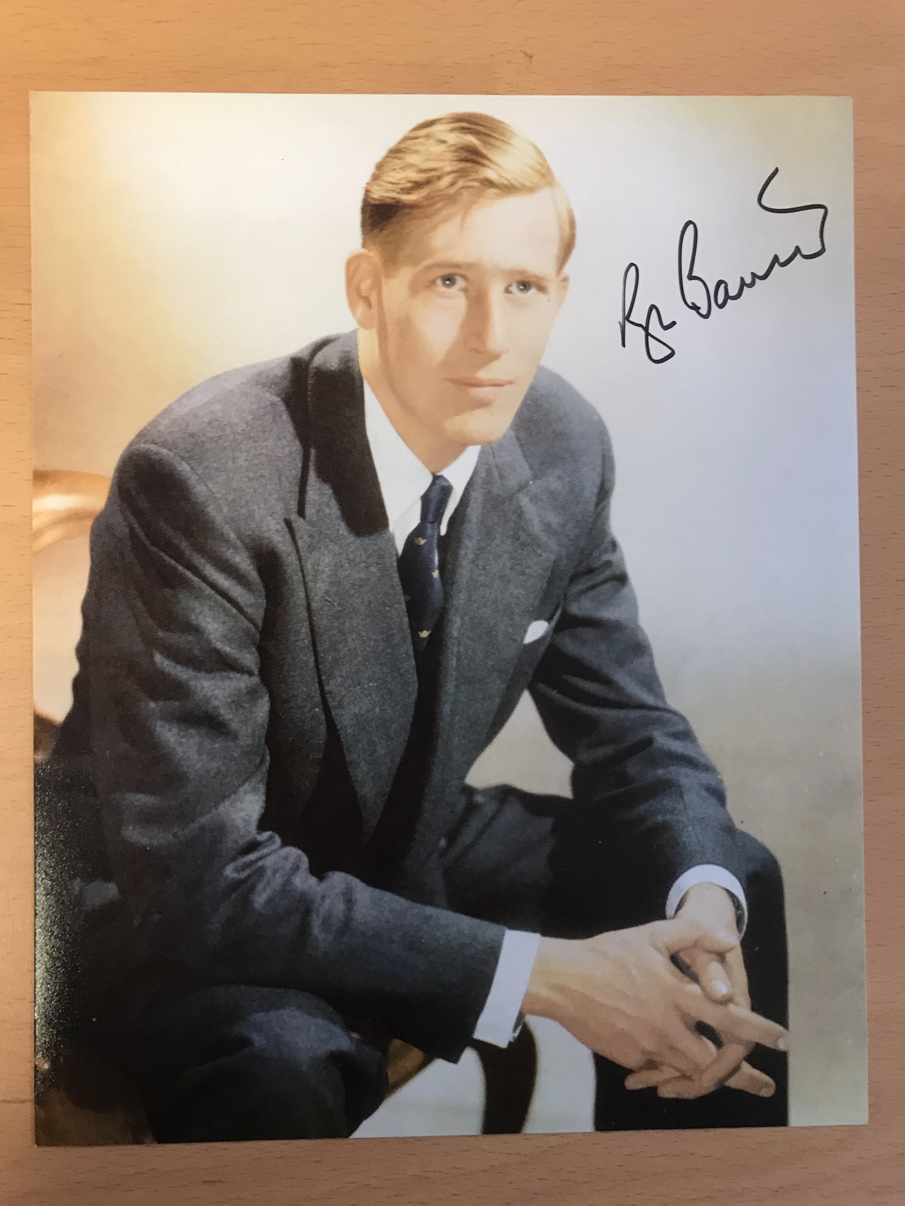 4 minute mile legend Roger Bannister signed superb 10 x 8 inch colour photo in smart attire. Good