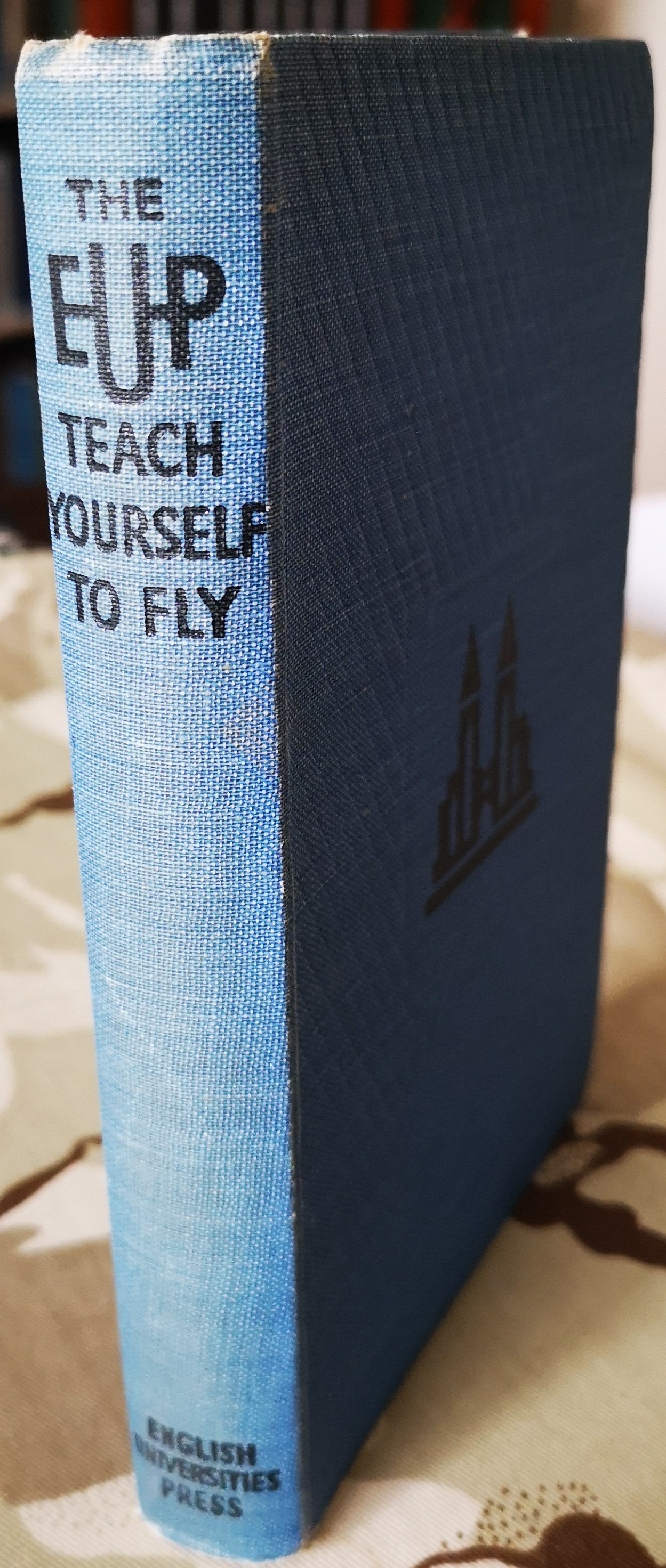 Douglas Bader rare signed book. The ubiquitous Teach Yourself To Fly by Nigel Tangye, English - Image 2 of 3