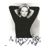 Twiggy signed 7x5 black and white photo dedicated. Dame Lesley Lawson DBE (née Hornby; born 19