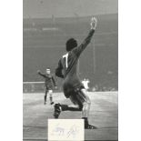 GEORGE BEST (1946-2005) signed Card with Manchester United 1968 European Cup Final 8x12 Photo . Good