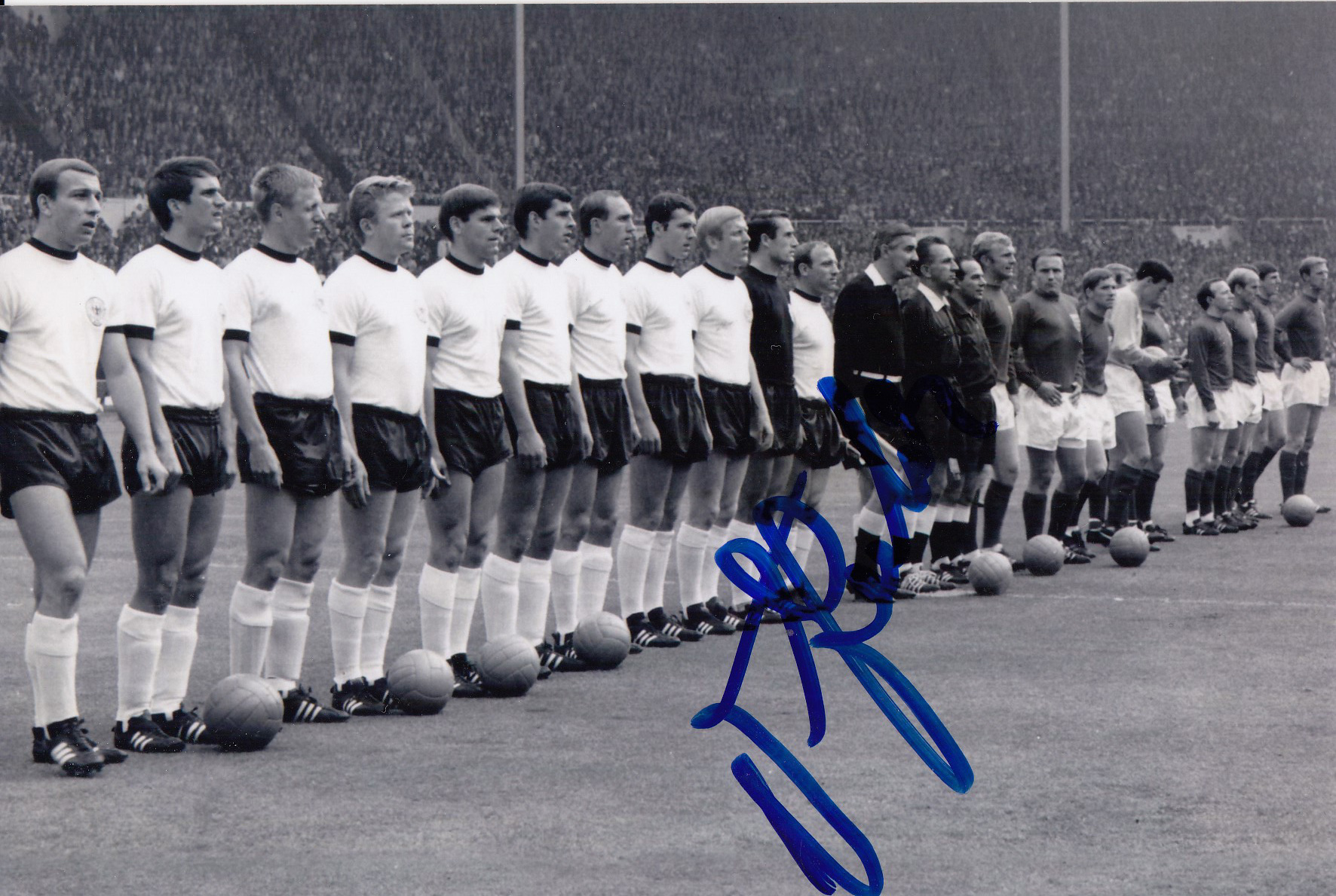 UWE SEELER 1966: Autographed 6 x 4 photo, depicting the West German team standing shoulder to