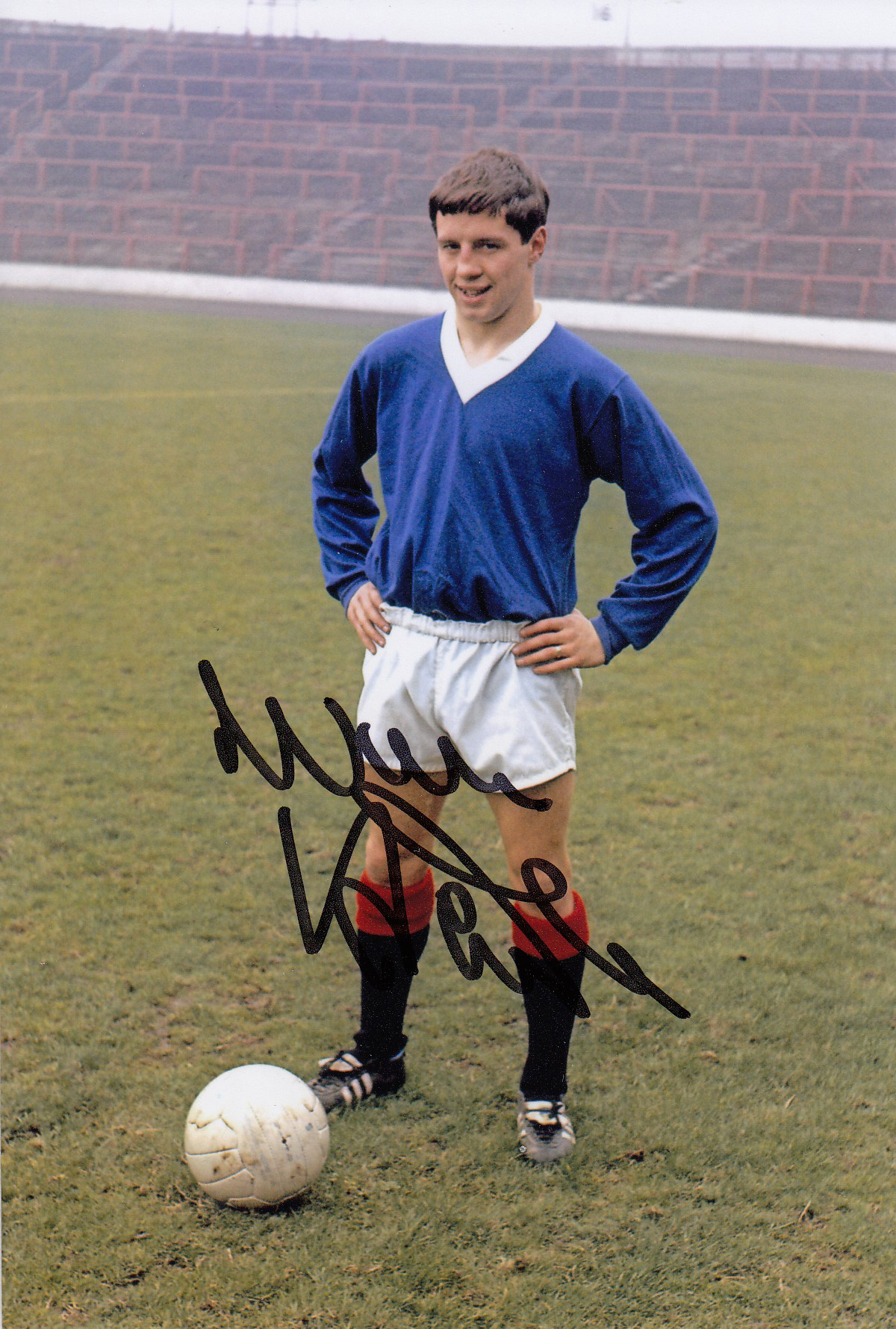 WILLIE HENDERSON 1964: Autographed 6 x 4 photo, depicting Rangers winger WILLIE HENDERSON striking a