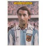 OSSIE ARDILES 1980: Autographed Topps card from their 1980 Spotlights series - superbly produced