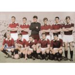 DENIS LAW 1962: Autographed cutting measuring 18 x 12 cms, depicting Torino players including