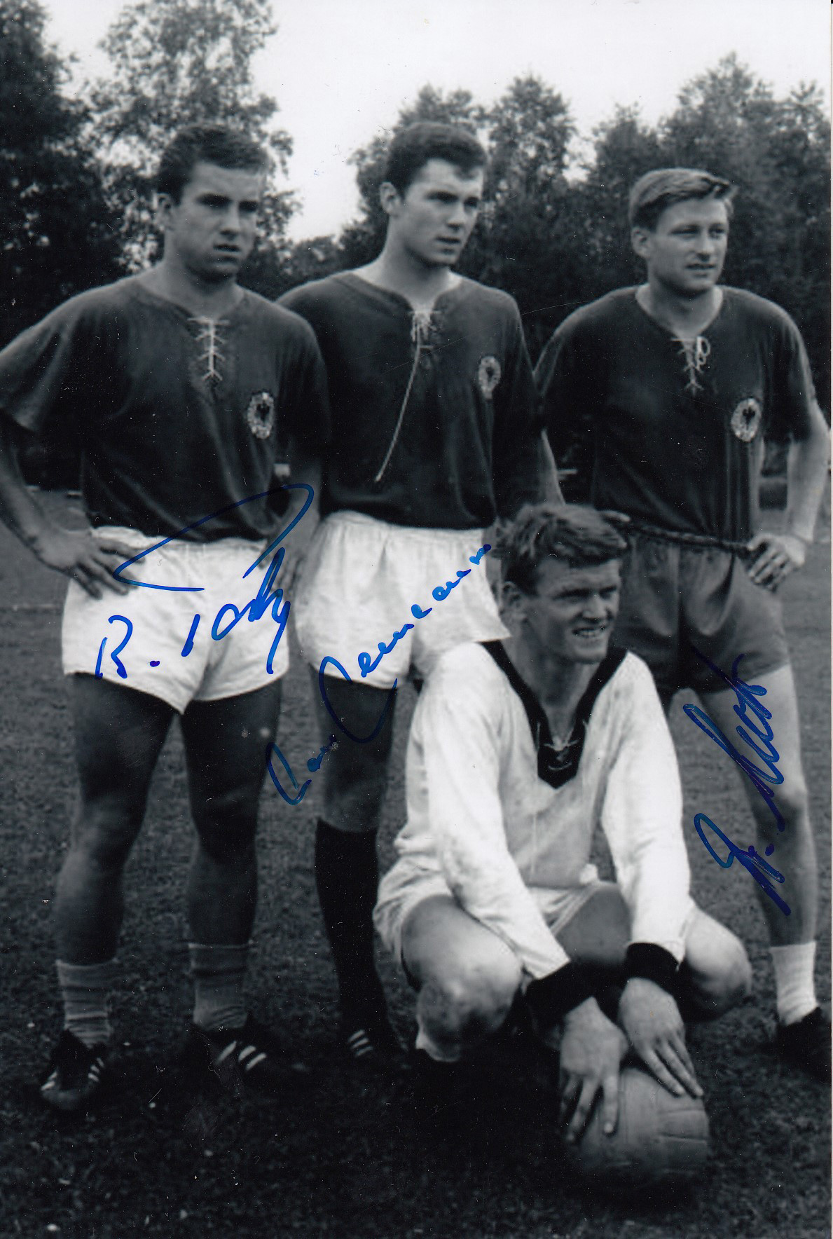 WEST GERMANY 1966: Autographed 6 x 4 photo, depicting West Germany's FRANZ BECKENBAUER, FRIEDEL