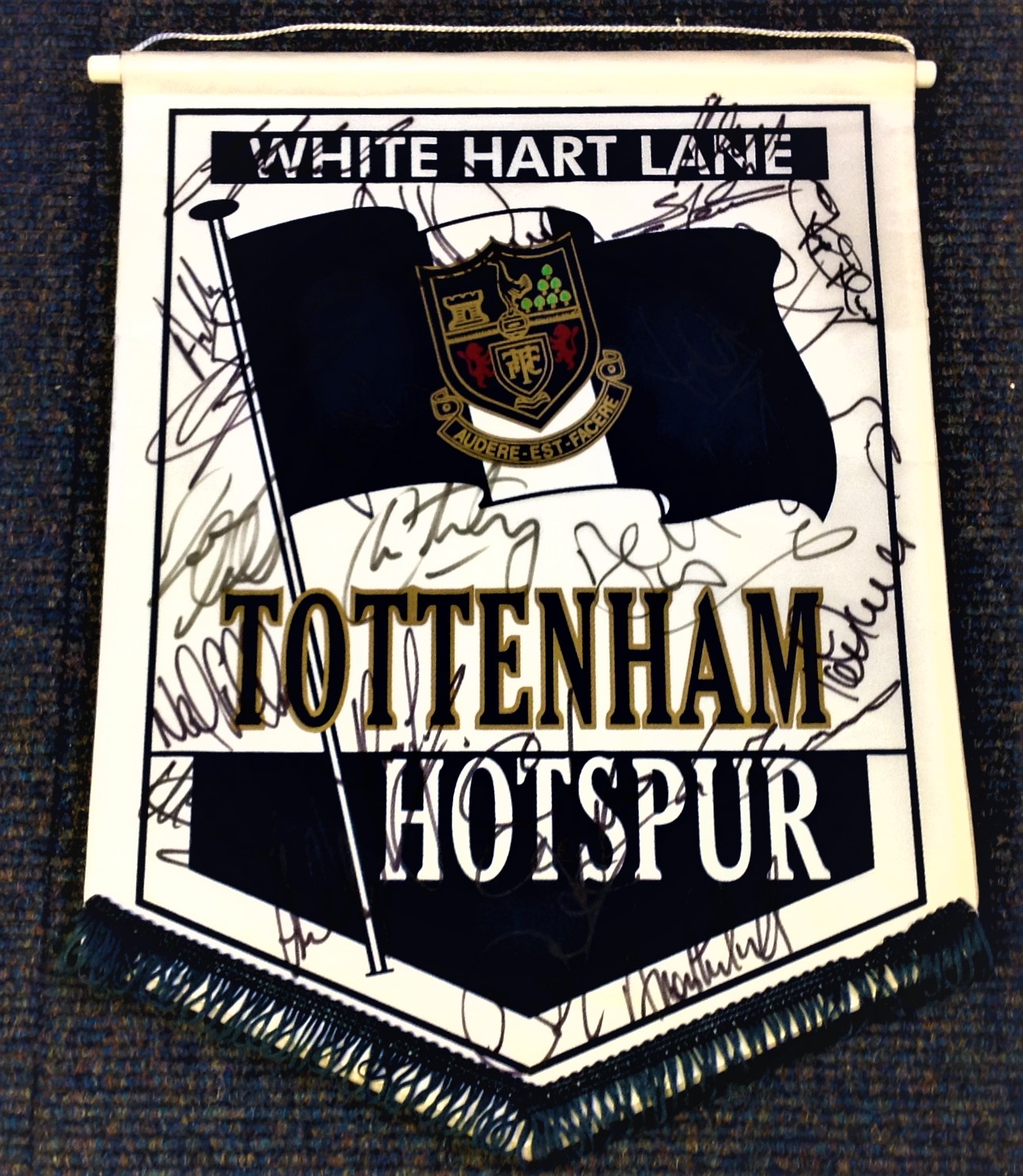 Football Tottenham Hotspur multi signed pennant 18 signatures from the 2002 squad includes Teddy