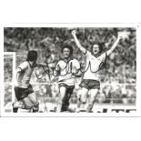ALAN SUNDERLAND signed Arsenal FA Cup Final Photo. Good Condition. All autographs are genuine hand