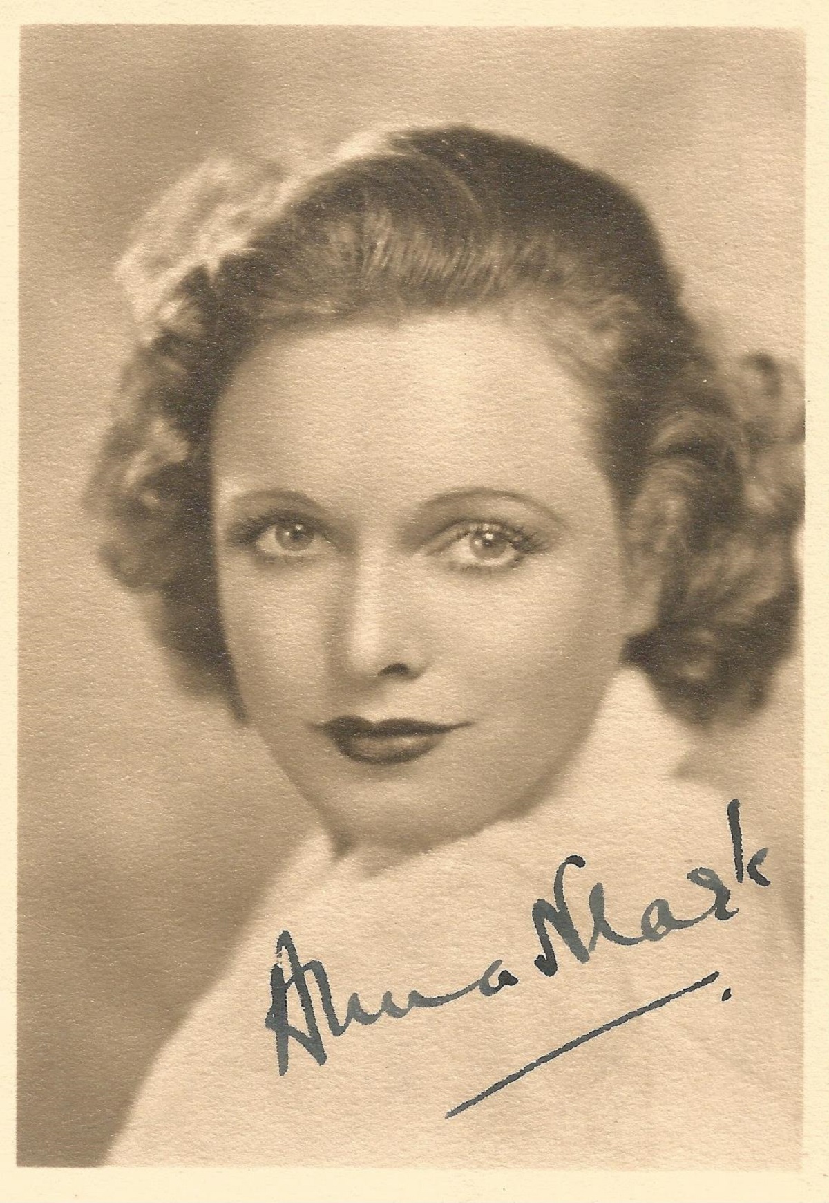 Anna Neagle signed 6x4 vintage photo. Good Condition. All autographs are genuine hand signed and