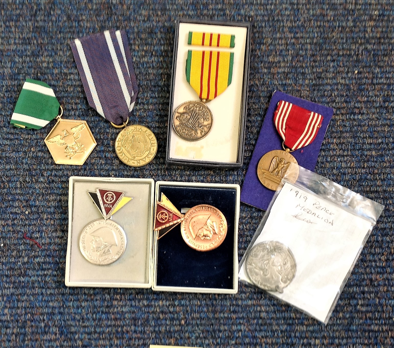 Military medal collection 7 interesting items includes 3 USA medals, 1 Polish WW2, 2 East German and