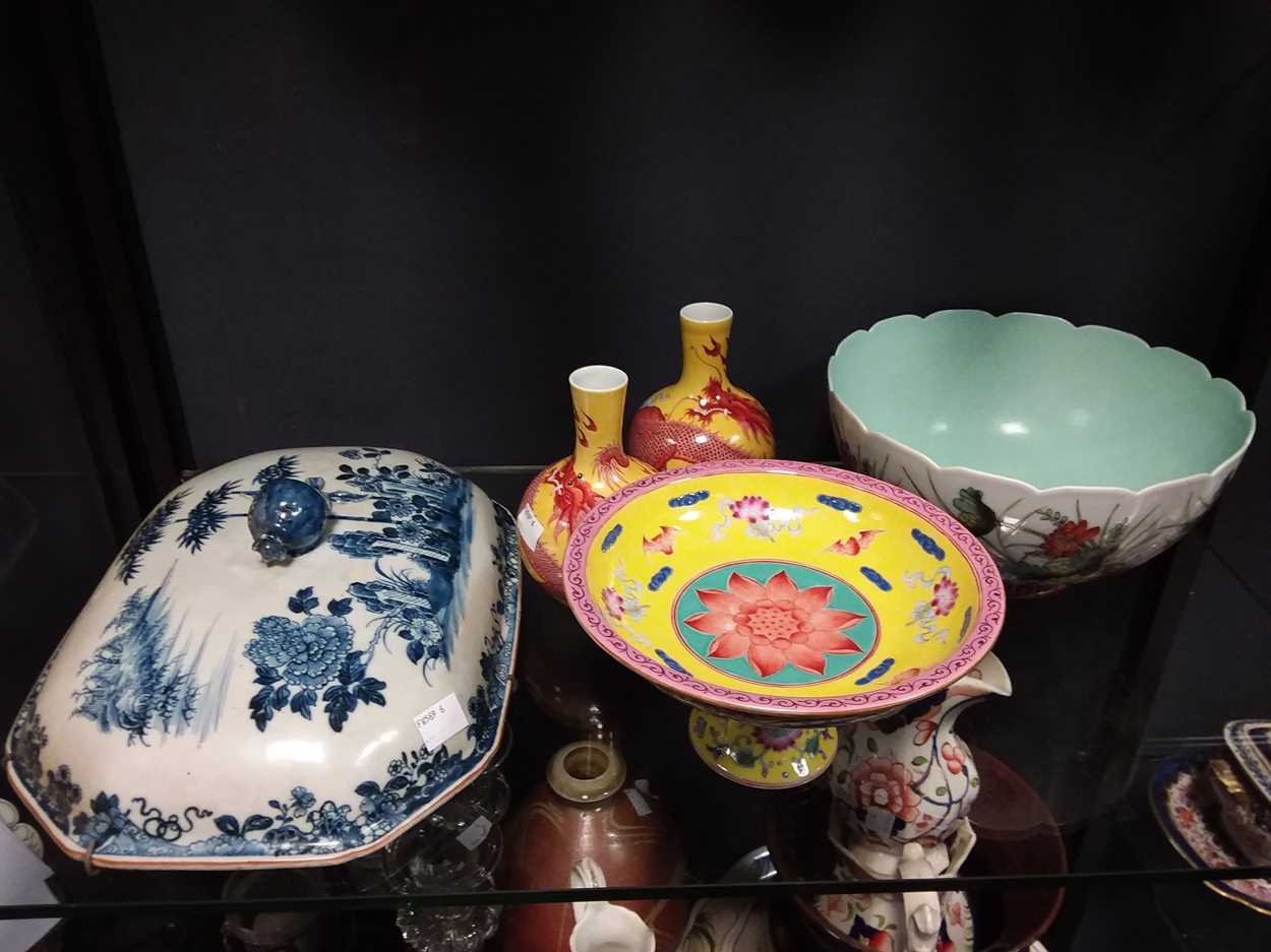 A pair of Chinese bottle vases, an 18th century blue & white tureen lid