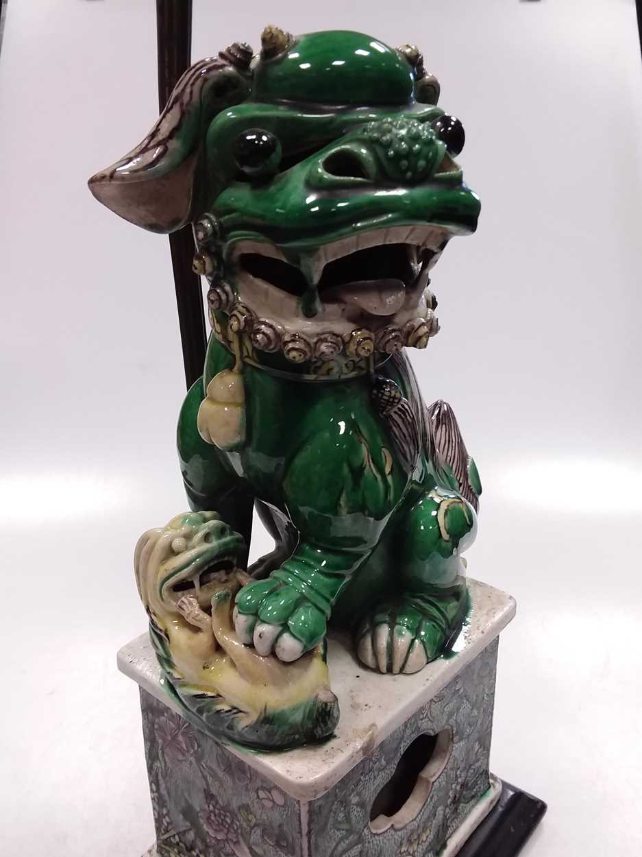 A Chinese famille verte porcelain fo dog figure, late Qing Dynasty, as a lamp stand, the female of - Bild 2 aus 2