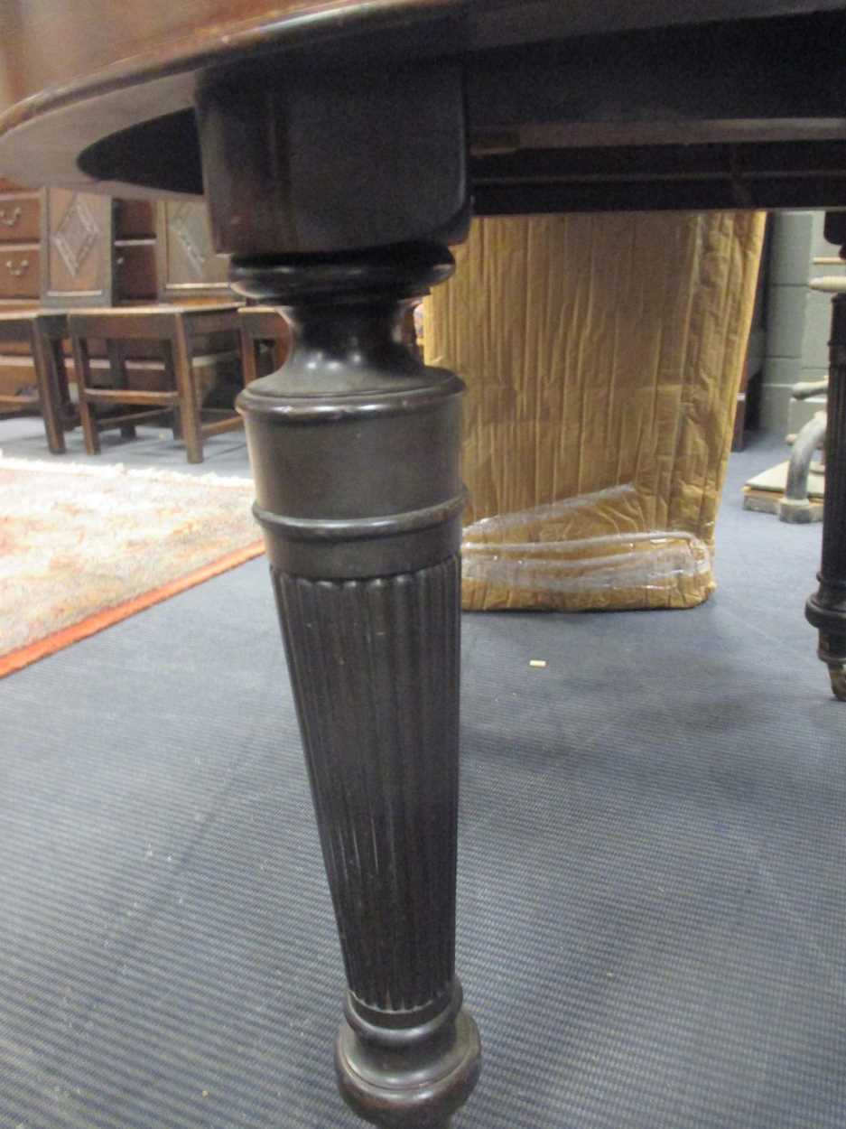 A late 19th century extending dining table with additional leaf - Image 2 of 2