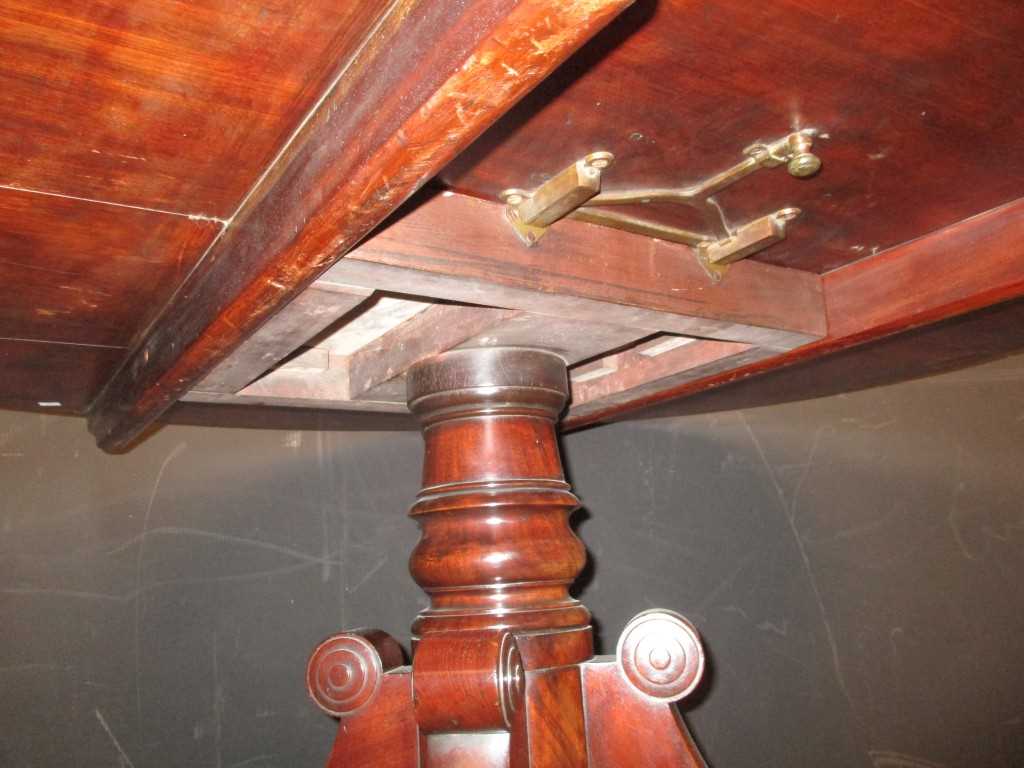 A Regency mahogany oval pedestal dining table, crossbanded border decoration, on four swept legs - Image 2 of 2