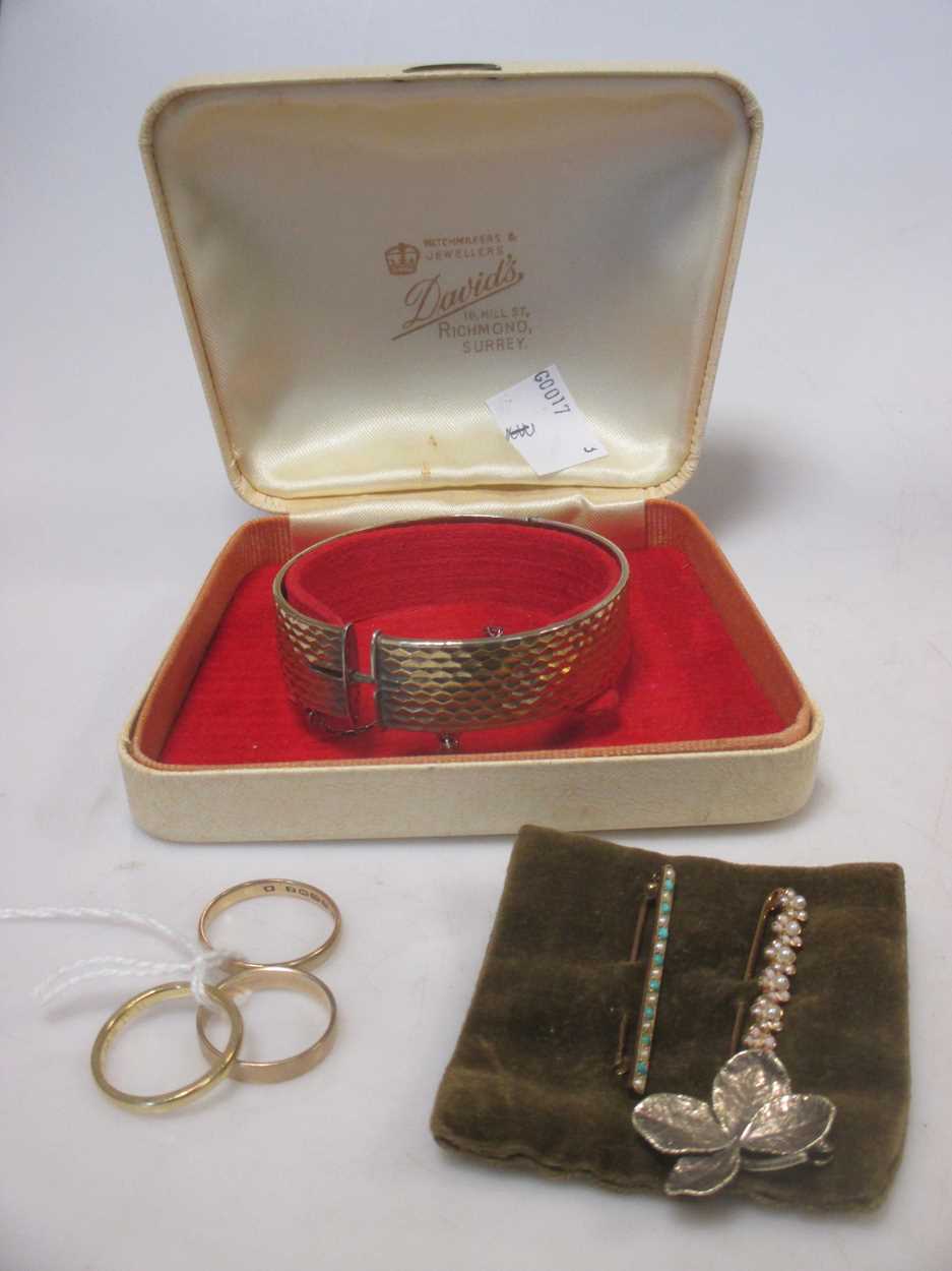 Three hallmarked gold wedding bands and a small collection of other jewellery, - Bild 4 aus 4