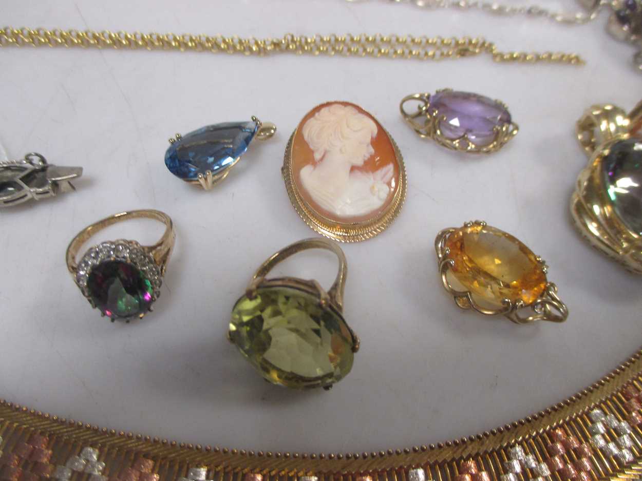 A collection of gold and silver jewellery - Bild 2 aus 4