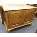 A modern oak blanket chest, 62 x 99 x 53cm, and a side cabinet, 62 x 88 x 45cm (2)