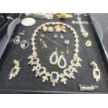A collection of 9ct gold jewellery