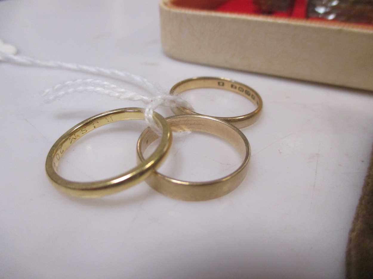 Three hallmarked gold wedding bands and a small collection of other jewellery,