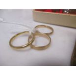 Three hallmarked gold wedding bands and a small collection of other jewellery,
