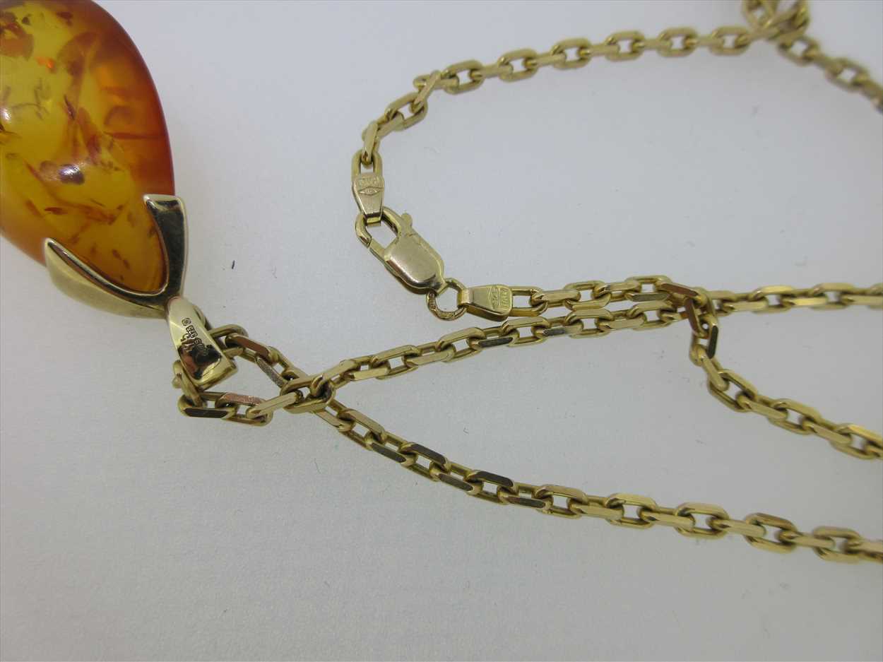 An Italian 9ct gold chain necklace with amber nugget pendant, - Image 4 of 4