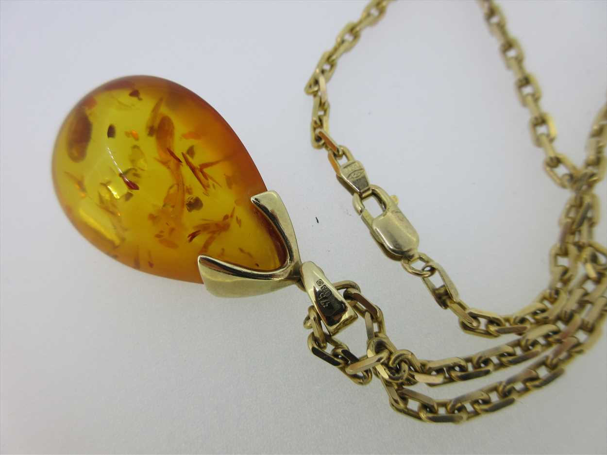 An Italian 9ct gold chain necklace with amber nugget pendant, - Image 3 of 4