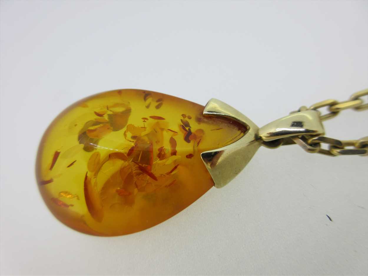 An Italian 9ct gold chain necklace with amber nugget pendant, - Image 2 of 4