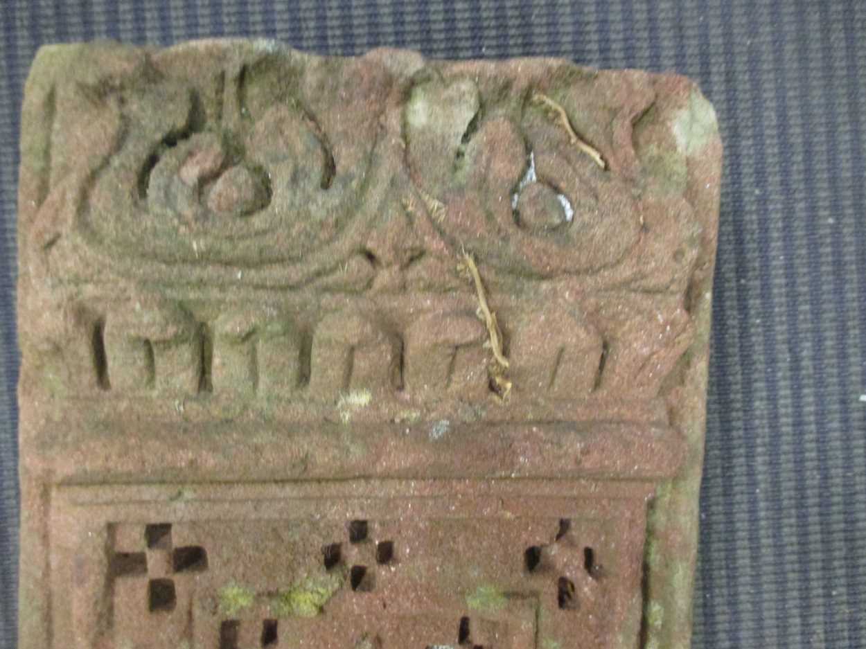 A Tibetan stone niche 39 x 18 x 8cm - Image 4 of 4