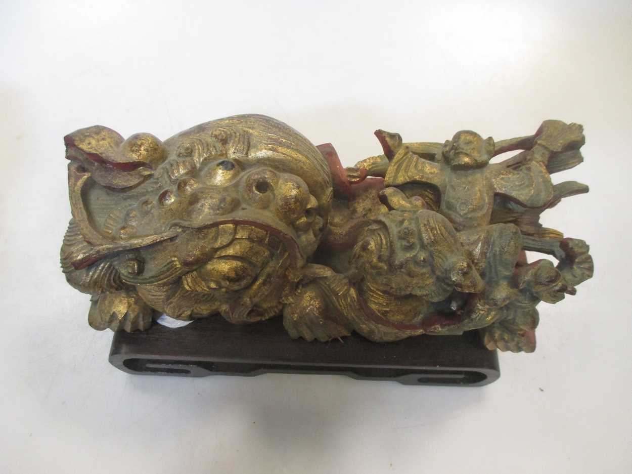 A pair of Chinese carved giltwood dragons - Image 4 of 6