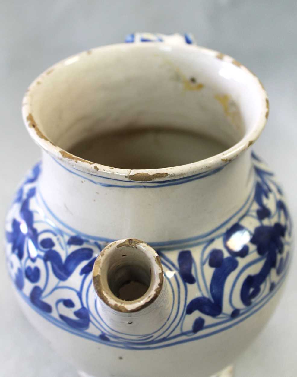 An 18th century Savona Syrup jar, - Bild 3 aus 5