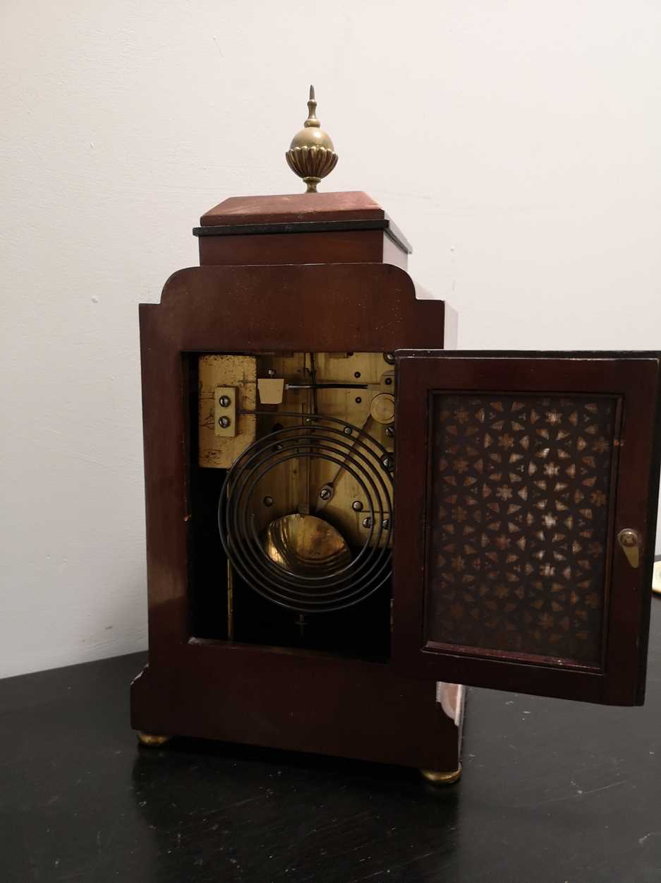 A mahogany and brass inlaid mantel clock circa 1900, - Bild 2 aus 2