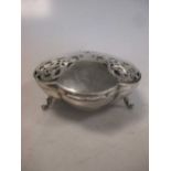 A silver trinket box with hinged and pierced cover, 5ozt