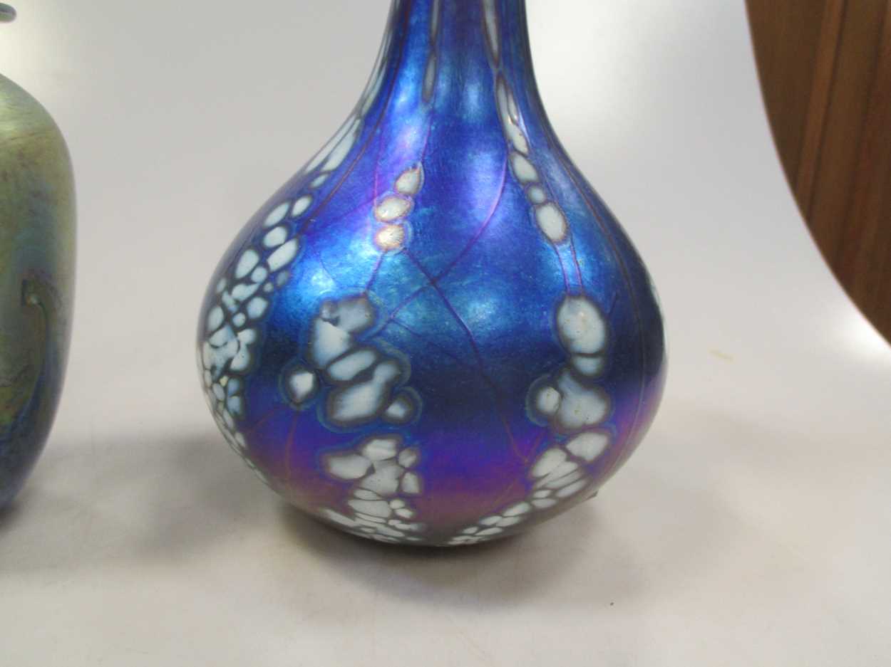 A Siddy Langley glass bottle and stopper together with another iridescent glass vase (indistinctly - Image 6 of 8