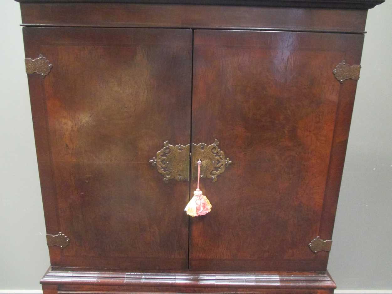 An 18th century style crossbanded walnut cabinet on stand, the two doors over a single long drawer - Bild 9 aus 9