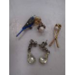 Gold golf clubs brooch, a budgerigar brooch, and odd earrings