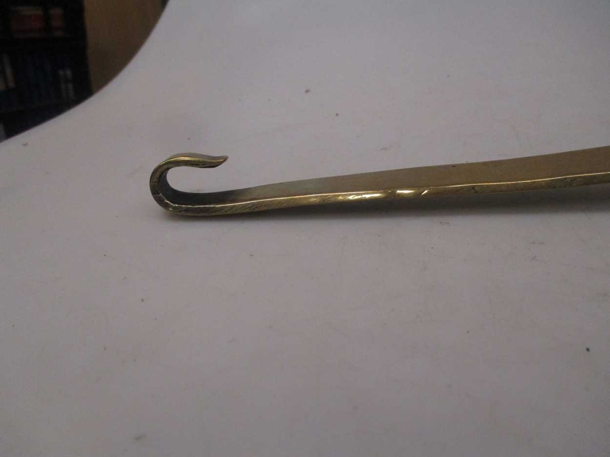 A 19th century brass ladle - Image 5 of 5