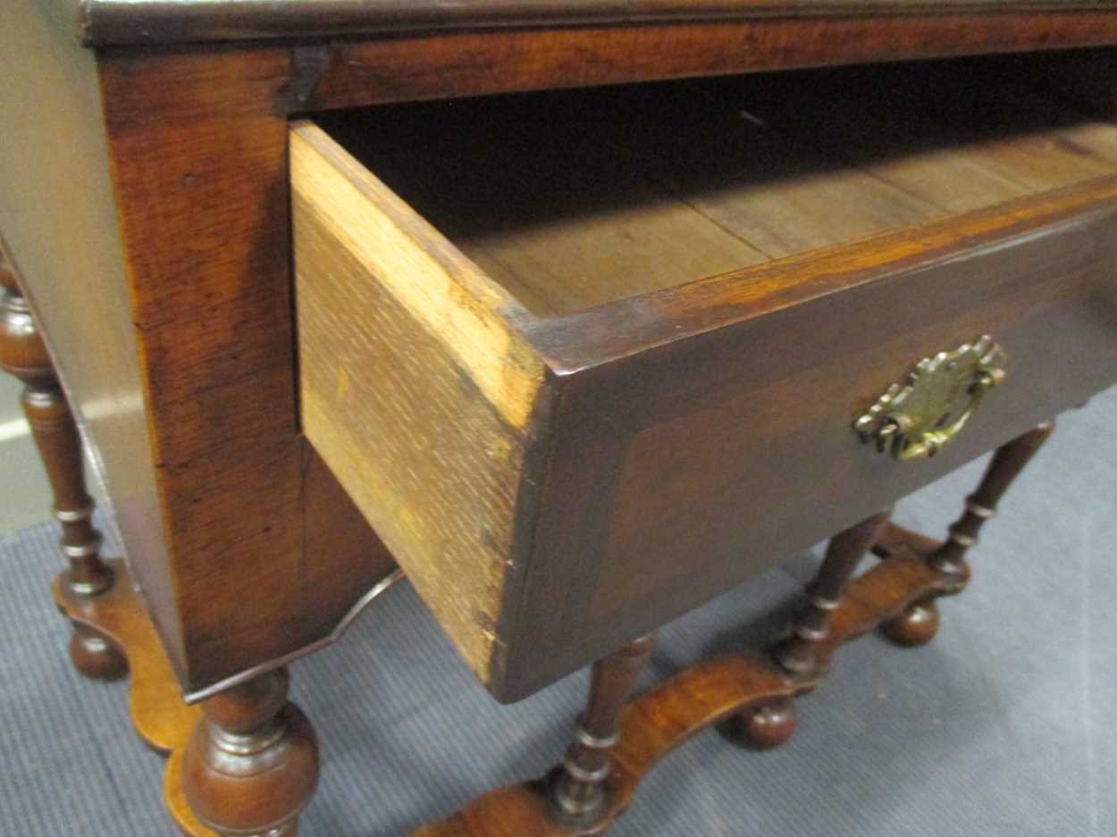 An 18th century style crossbanded walnut cabinet on stand, the two doors over a single long drawer - Bild 3 aus 9