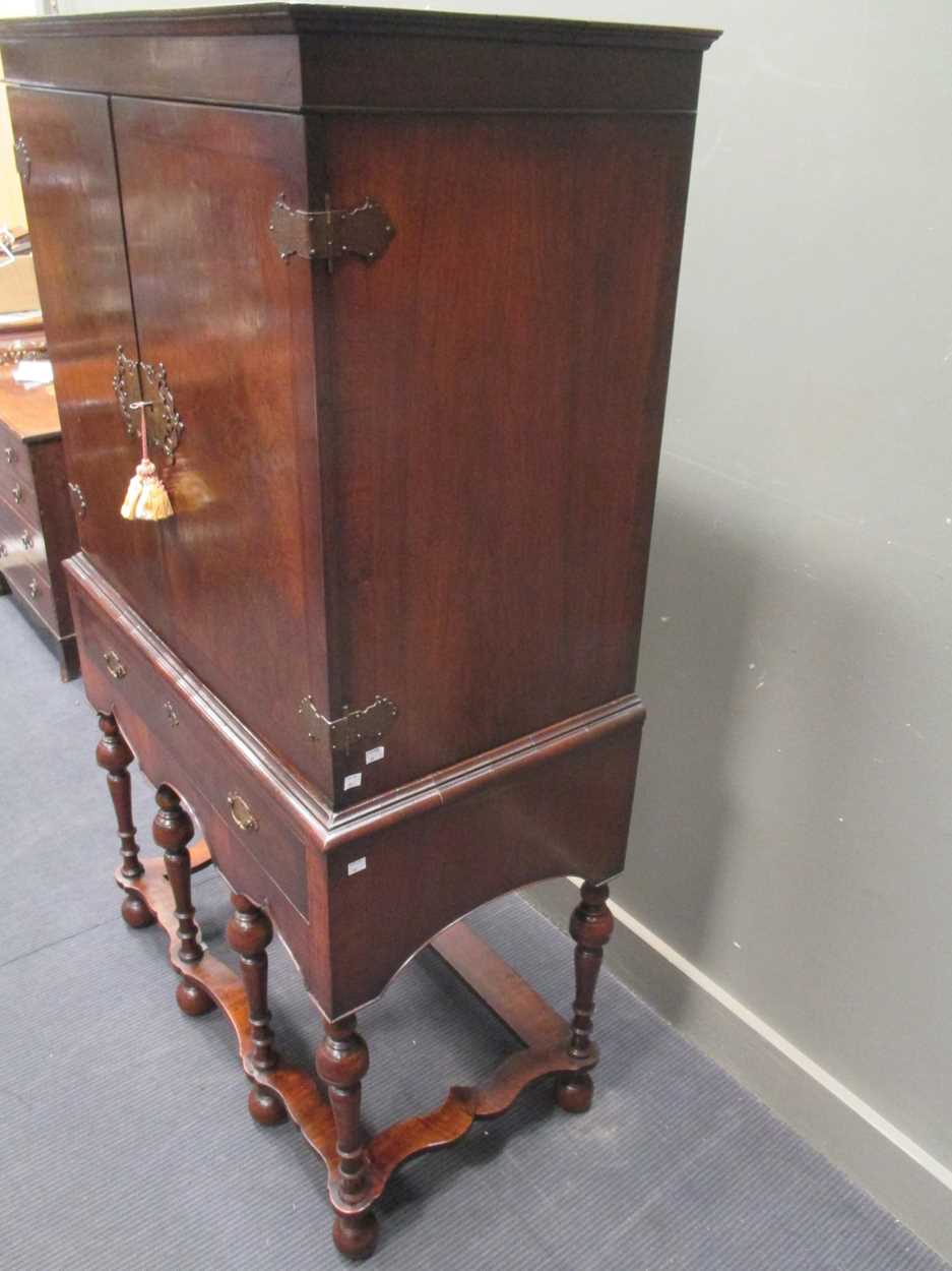 An 18th century style crossbanded walnut cabinet on stand, the two doors over a single long drawer - Bild 4 aus 9